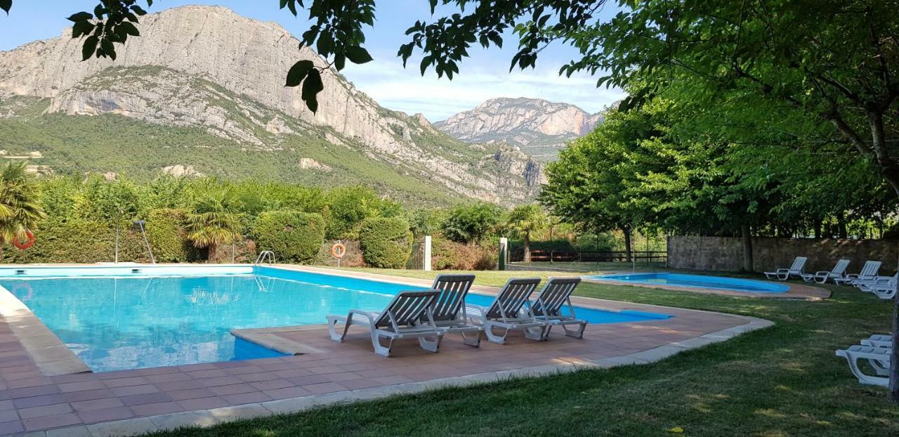 Camping Oliana Екстериор снимка