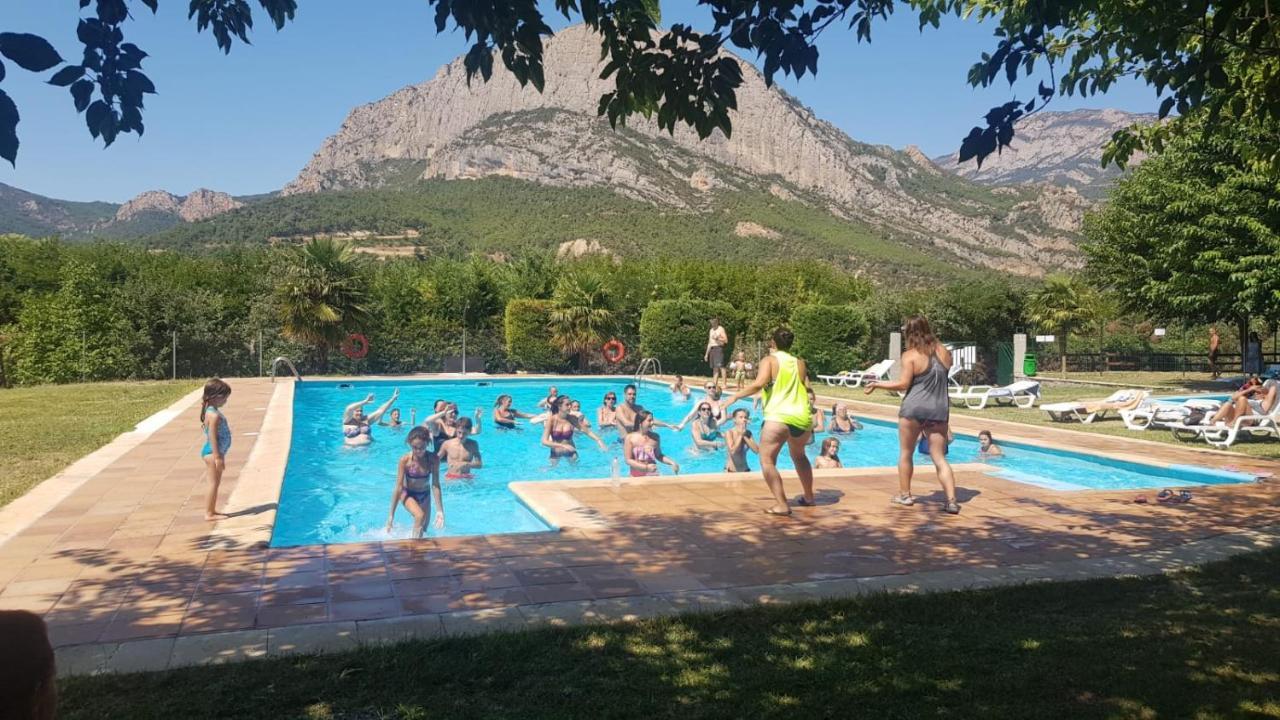 Camping Oliana Екстериор снимка